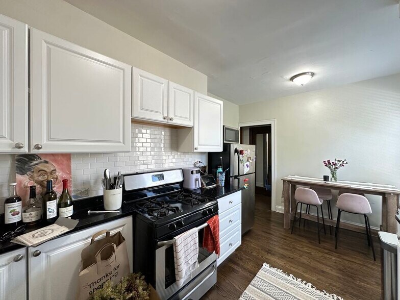 Building Photo - 3837 N Greenview Ave