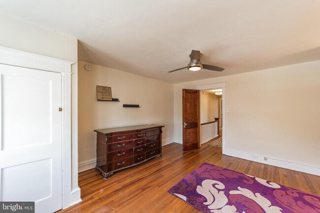 Building Photo - 207 W 11th Ave