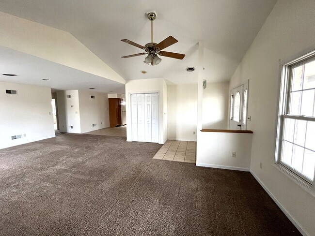 Building Photo - 152 Lantern Ln