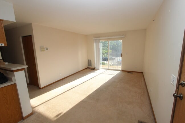 Building Photo - 727 Elm Ln