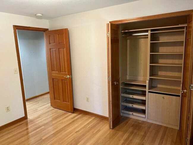 Building Photo - CUSTOM 3BD 2.5BA HARDWOOD FLOORS THROUGHOUT