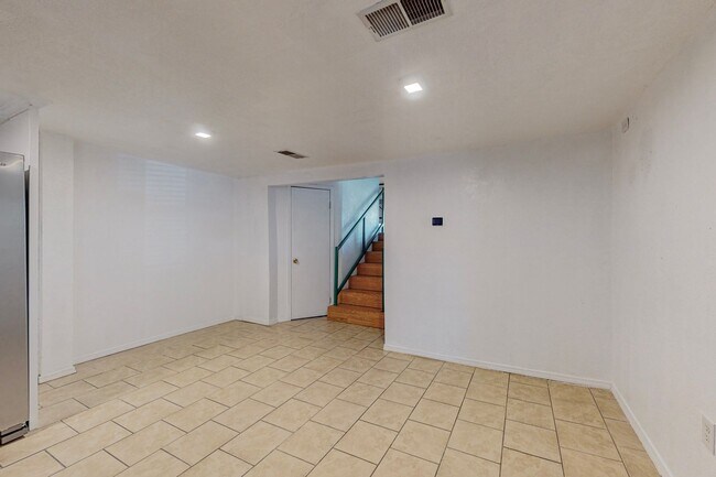 Building Photo - 2830 Floral Rd NW