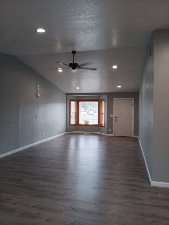 Building Photo - This Gem Of A House is Ready For You!