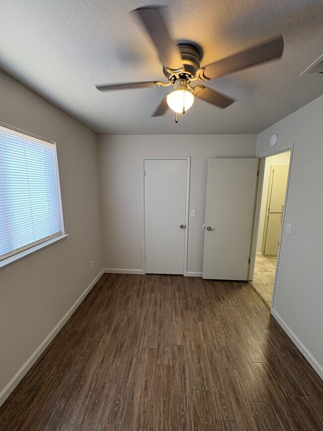 Building Photo - 4 Bed 2 Bath Single Family Home in Hanford!