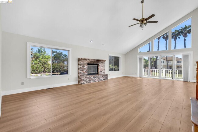 Building Photo - 5650 Edgeview Dr