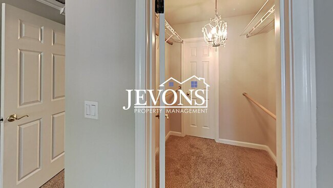 Building Photo - Charming top-floor condo with fully equipp...