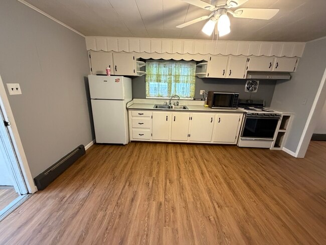 Building Photo - 454 Bodnick St