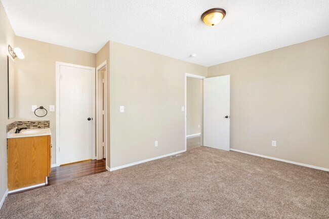 Building Photo - 1621 N Hillcrest Ave