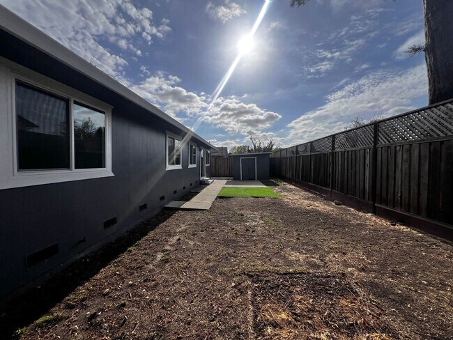 Building Photo - East Petaluma Four Bedroom Home