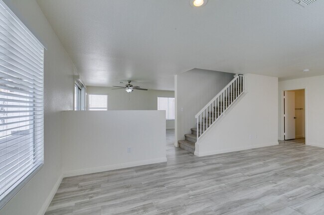 Building Photo - Stunning 4 bedroom, 2.5 bathroom