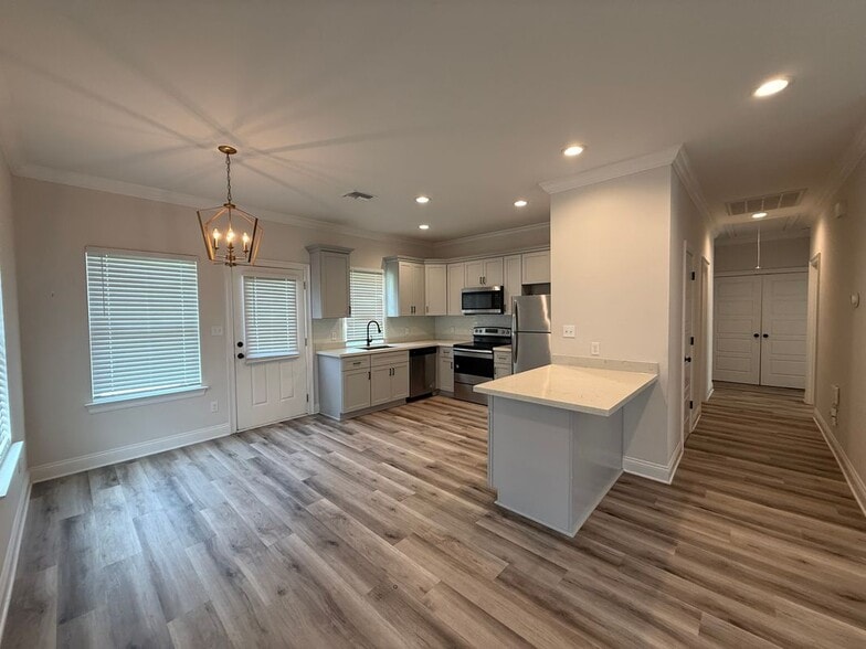 Building Photo - 57415 Oak Ave