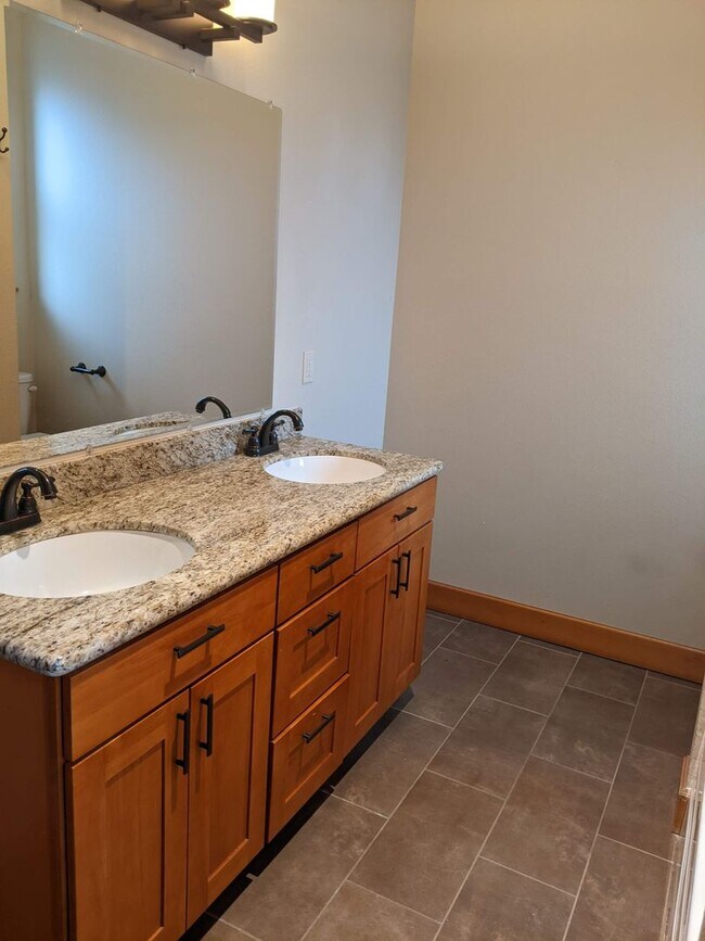 Building Photo - 675 Larch Ct