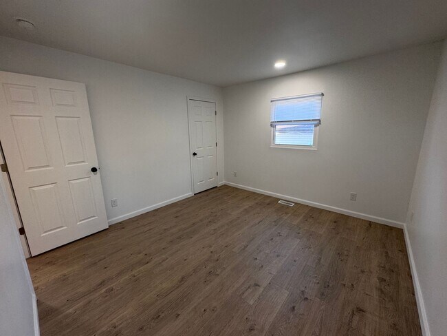 Building Photo - 3 Bedroom, 1 bath house with a bonus room