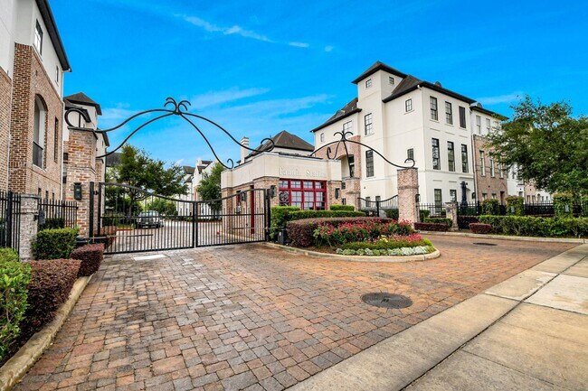 Building Photo - 2061 Fannin Station N