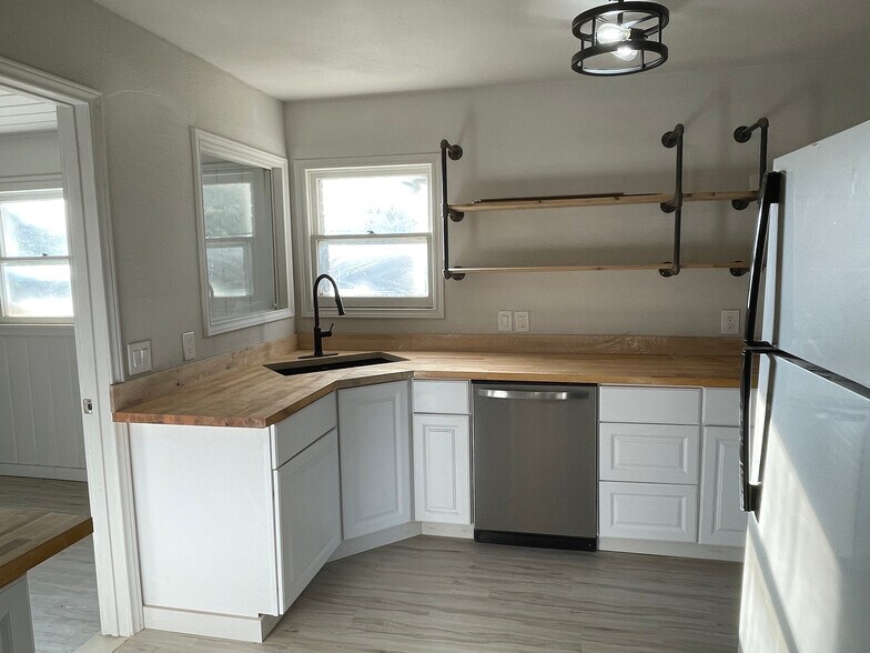 Open Kitchen Shelving - 102 E Ireland Dr