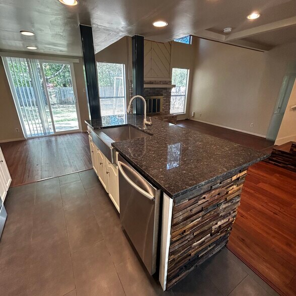 Building Photo - 3901 Knollwood Dr