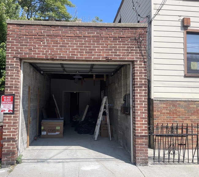 Building Photo - 416 10TH St