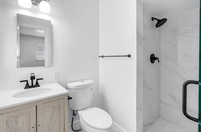 Building Photo - Gorgeous Remodeled 3 Bedroom 2 Bath Pool H...