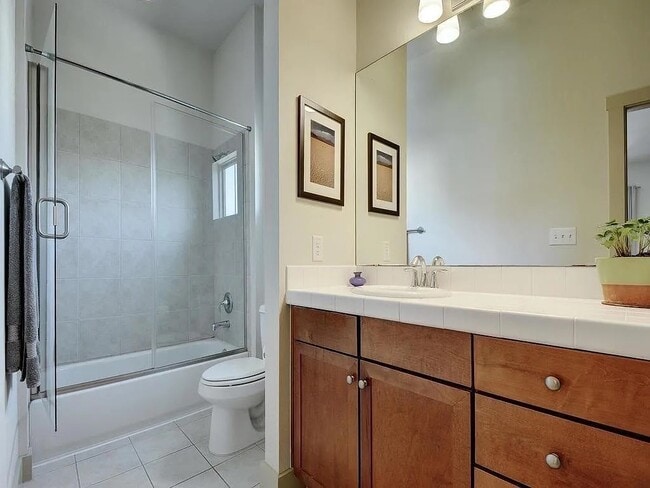 Building Photo - 2520 Bluebonnet Ln