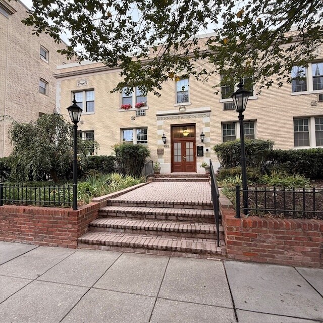 Primary Photo - 3022 Wisconsin Ave NW