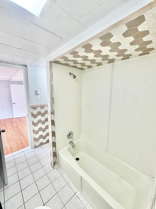 Building Photo - 961 Main St