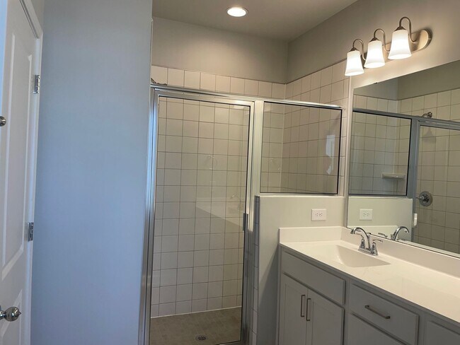 Building Photo - Beautiful Townhome in Downtown Wake Forest