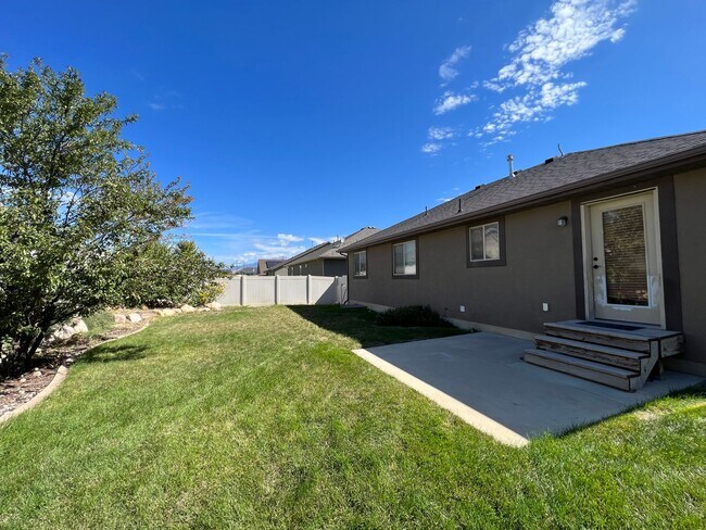 Building Photo - 6 Bedroom/3 Bathroom House in Eagle Mountain