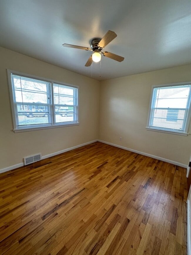 Building Photo - 2 Bedroom House on West End with Oversized Single Car Garage and Covered Back Patio