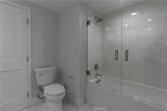 Building Photo - 633 Vista Bonita