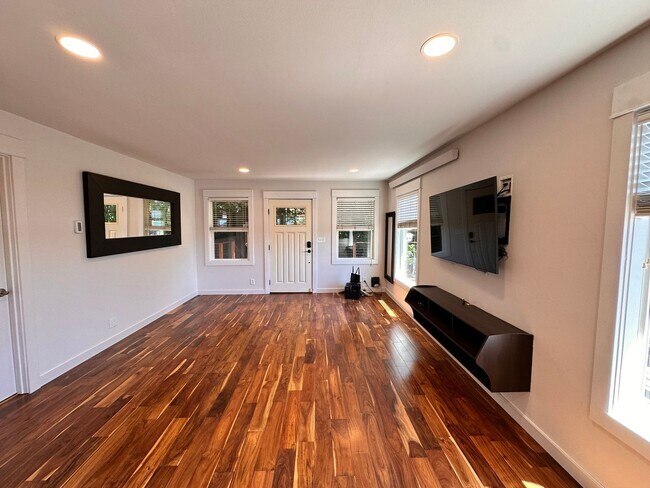 Building Photo - Charming West Seattle Home with Views of Puget Sound