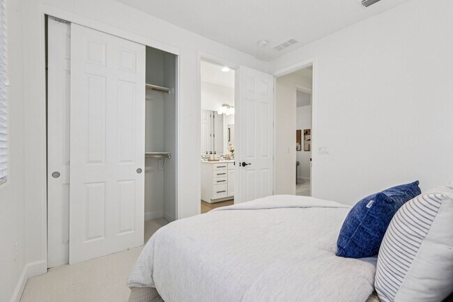 Building Photo - Beautiful Corner-Unit Townhome Near Downtown – 4 Bed | 3 baths