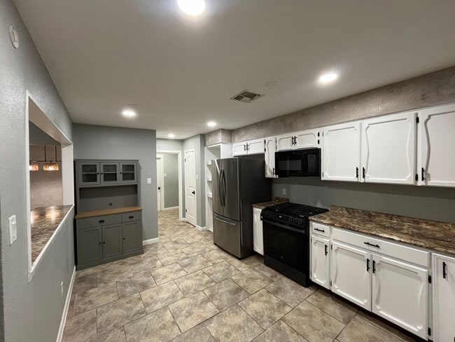 Building Photo - UPDATED HOME WITH BONUS ROOM