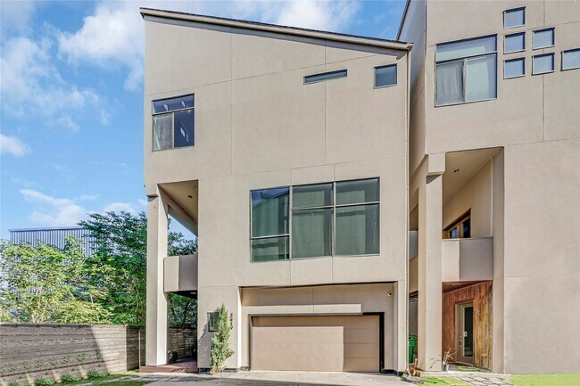 Building Photo - 2419 Charleston St