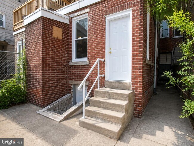 Building Photo - 2808 W Girard Ave