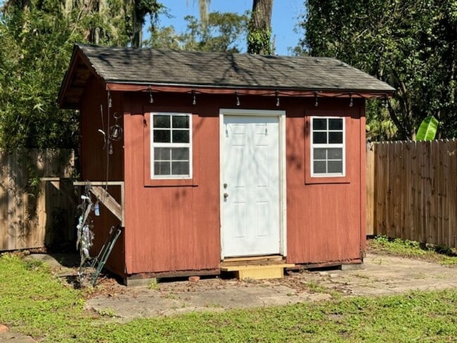 Building Photo - Thunderbolt Charm Meets Modern Comfort