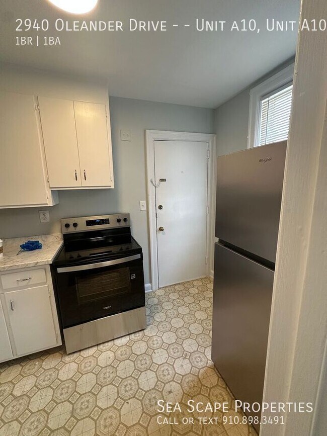 Building Photo - 2940 Oleander Dr