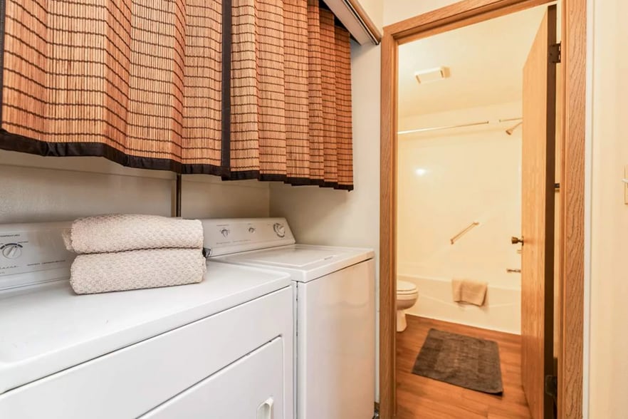 Images reflect a comparable unit with similar layout and finishes - 912 Benton Dr