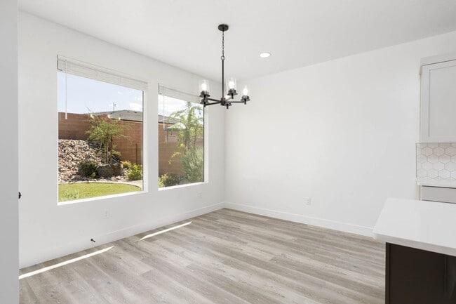 Building Photo - 3 bed plus office / 2.5 bath / 3 car Singl...
