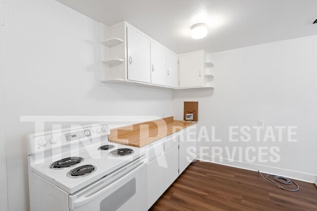 Building Photo - 143 Earl Ave