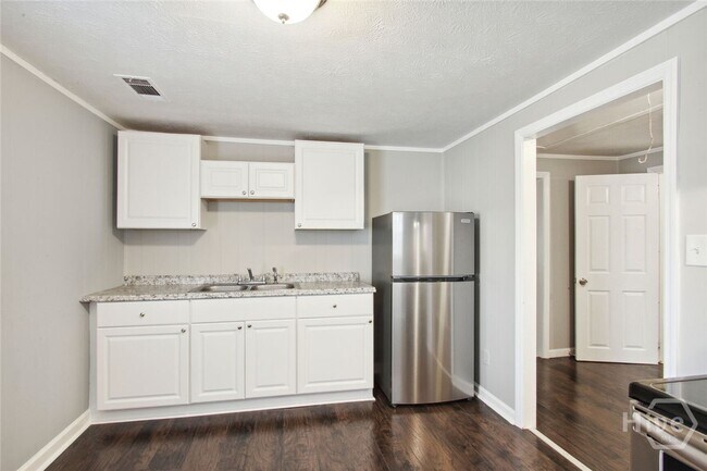 Building Photo - 1001 Treat