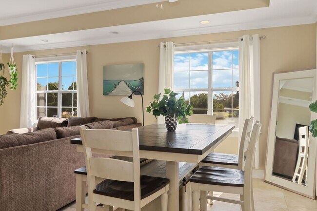 Building Photo - Beautiful furnished 2/2 condo with stunning water view available May 2026 for a short-term stay