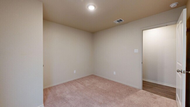 Building Photo - 2 WEEKS FREE RENT IN A GORGEOUS DUPLEX IN COPPERAS COVE!
