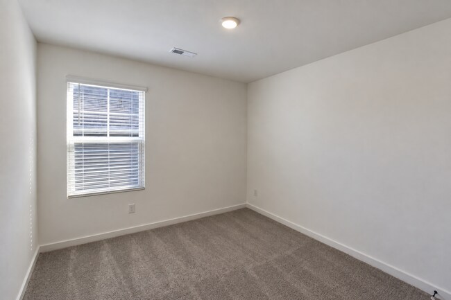 Building Photo - 1614 Links Dr