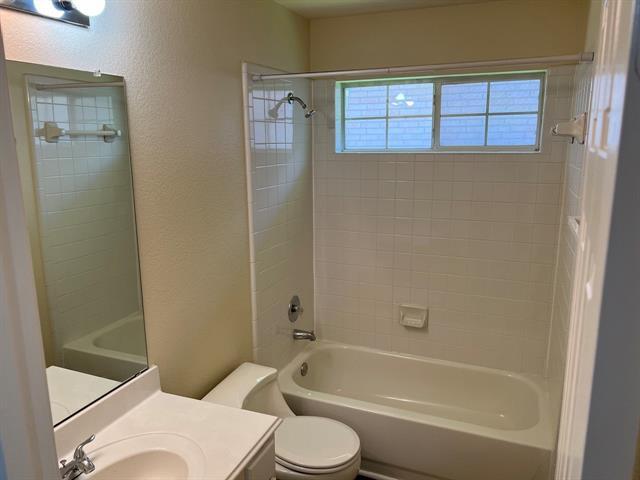 Building Photo - 3013 Foxhollow Dr