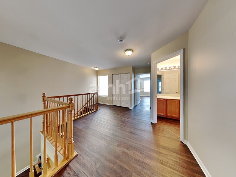 Building Photo - 1350 W Crane View Ct