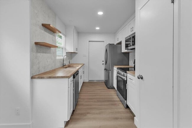 Building Photo - 1411 Manford Hill Dr