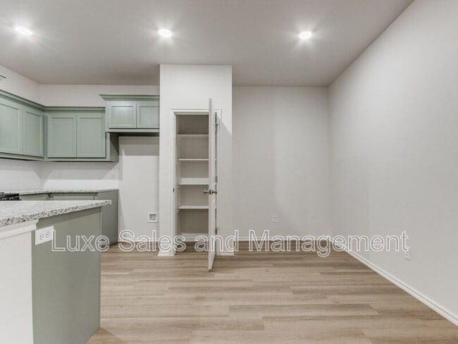 Building Photo - 1543 Pavy Pkwy