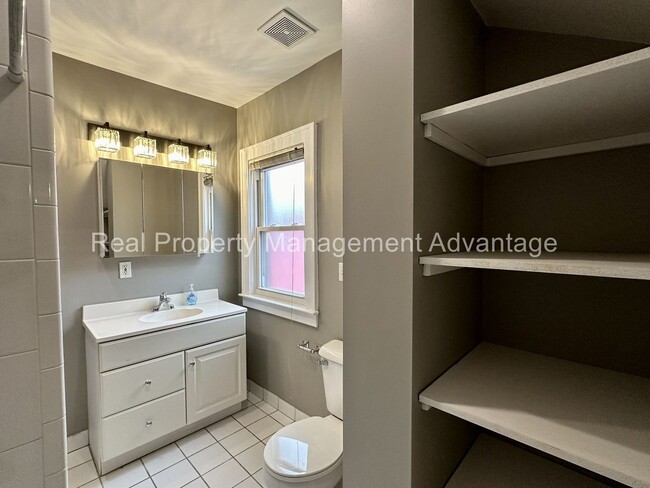 Building Photo - 851 Gardendale.