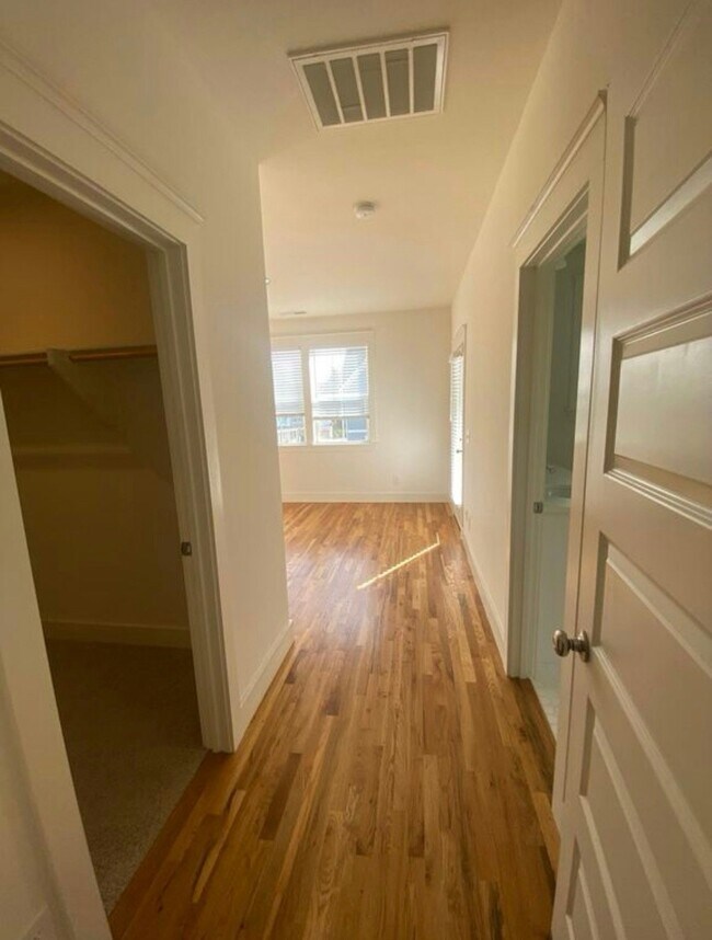 Building Photo - 225 Airlie Dr