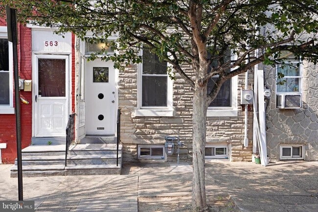 Building Photo - 565 Line St